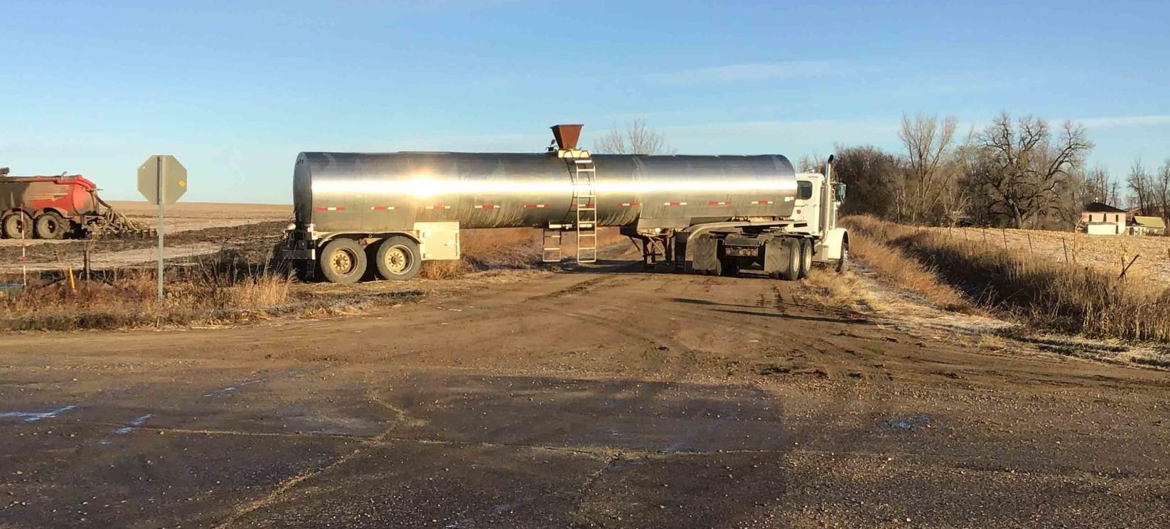 Manure-hauling truck